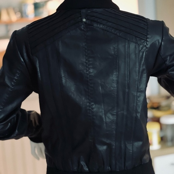 Danier Vintage  Black Leather Bomber Jacket - Picture 4 of 6
